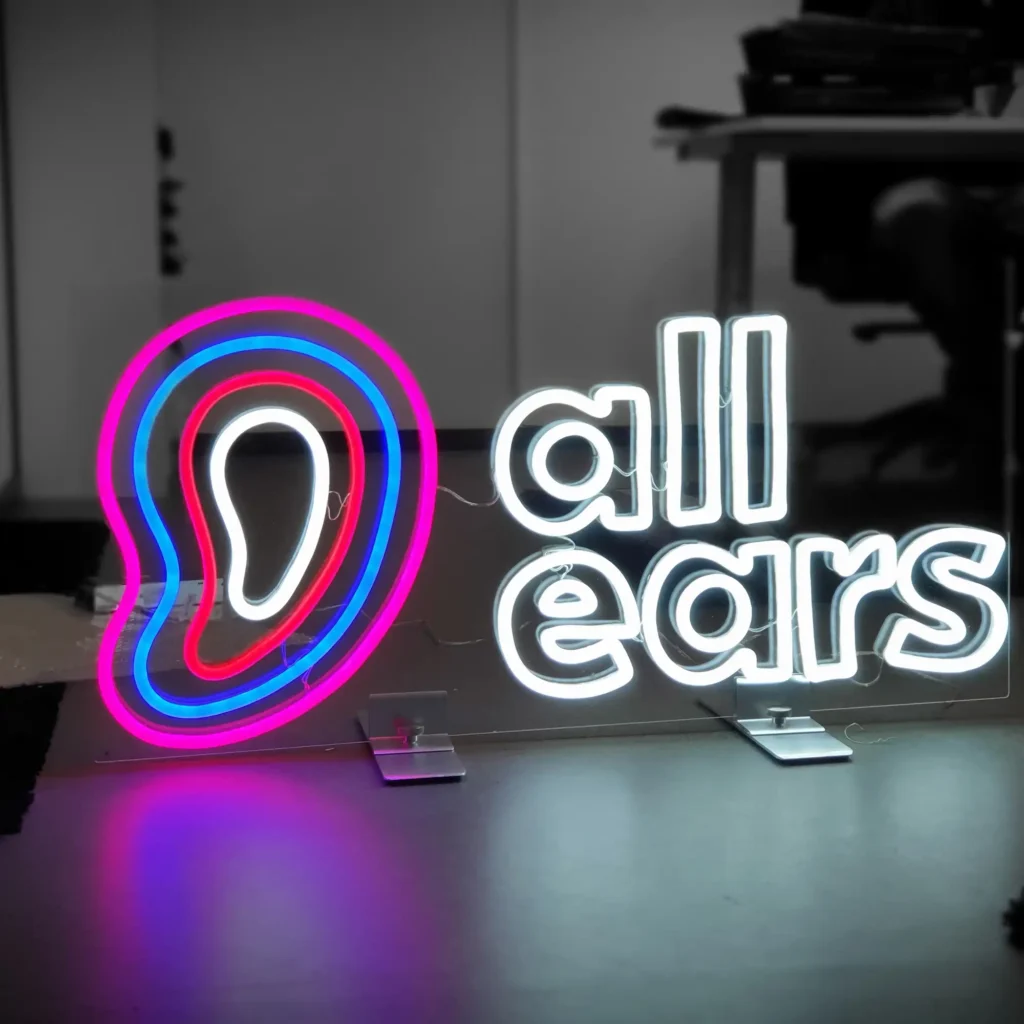 LED-neonskylt med texten All ears