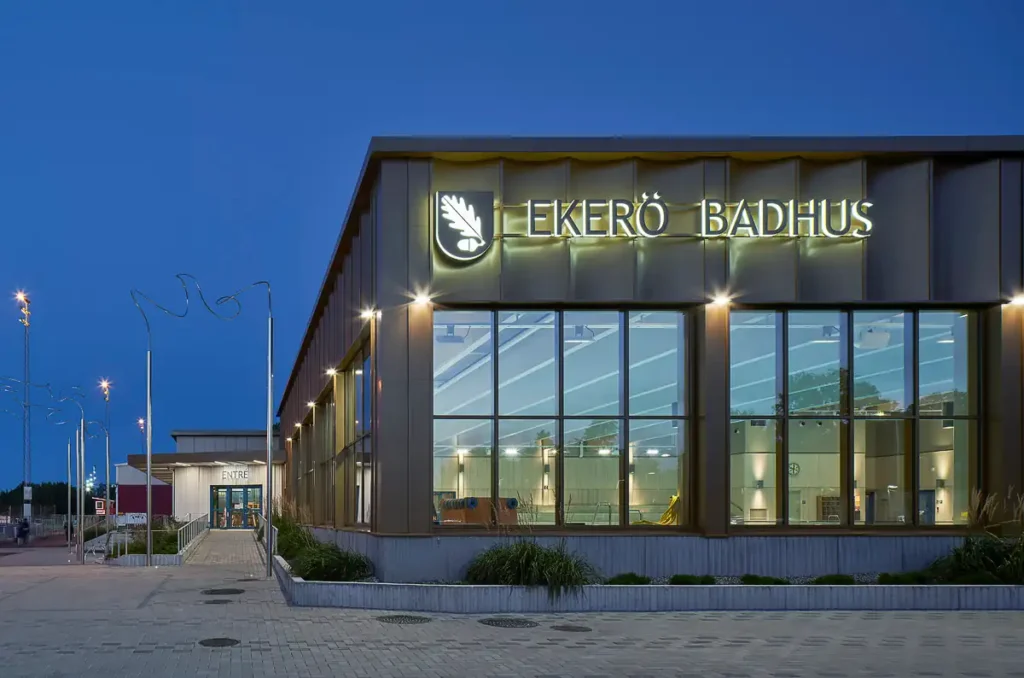 Ljusskylt på fasaden till Ekerö badhus