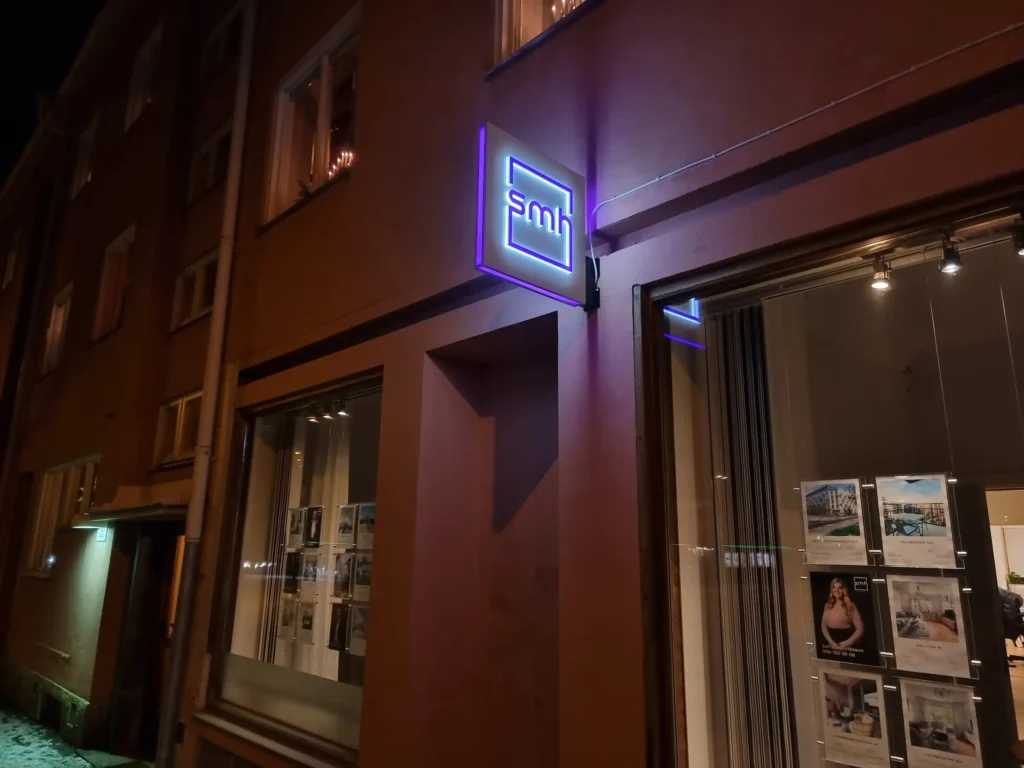 Flaggskylt för Svenska Mäklarhuset