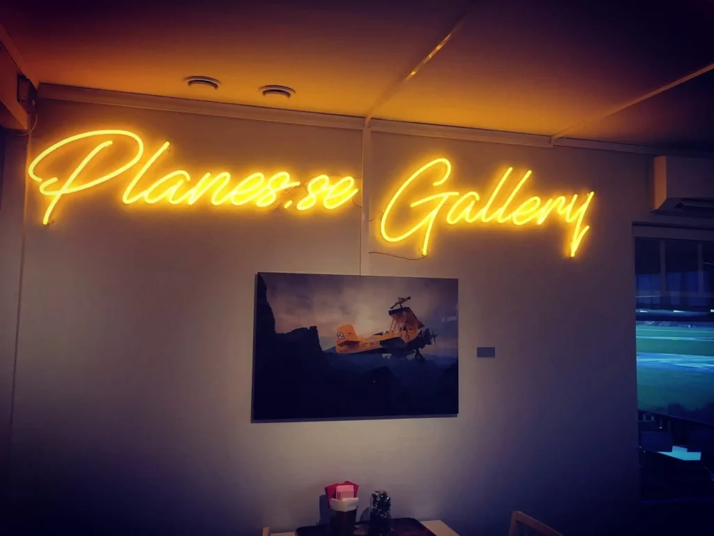 LED-neonskylt med texten Gallery