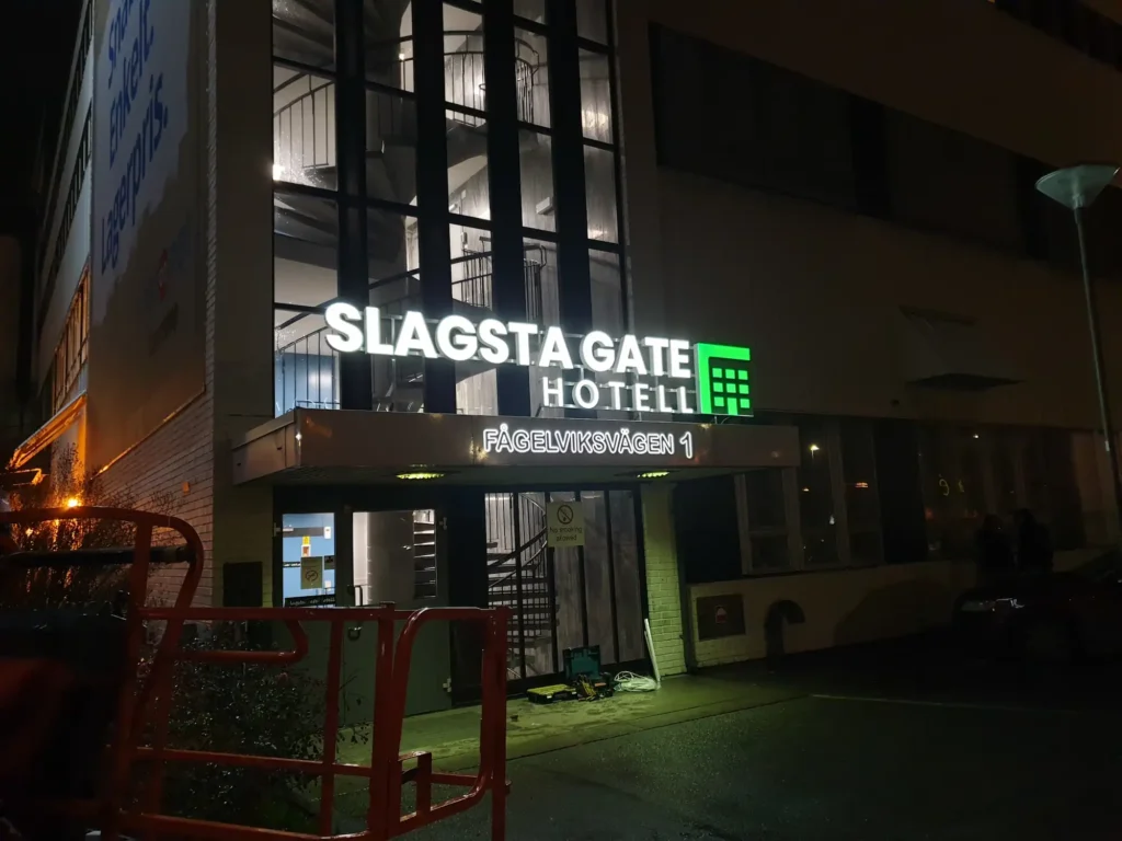 LED-skylt på fasaden till Slagsta Gate Hotell