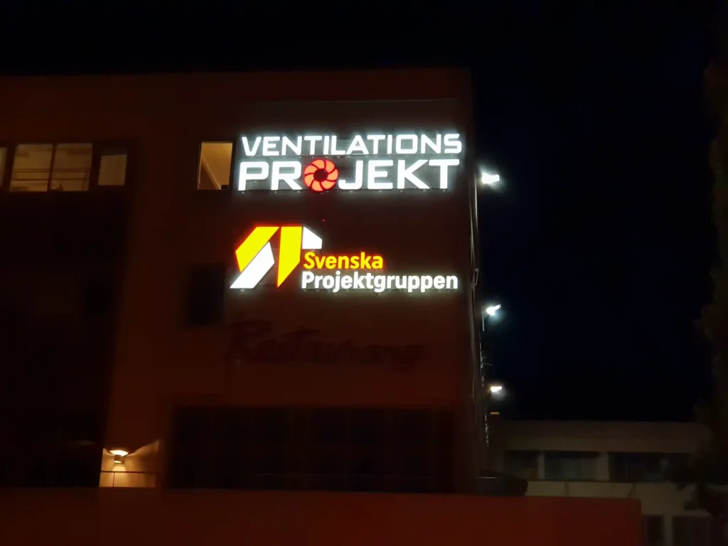 Framåtlysande bokstäver på fasaden för Svenska Projektgruppen