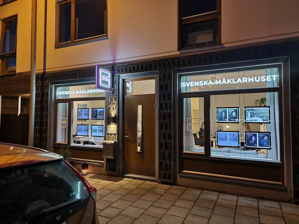 LED-skylt och flaggskylt på fasad