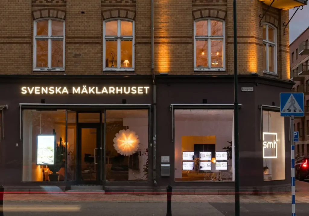 Profilbokstäver på fasad för Svenska Mäklarhuset