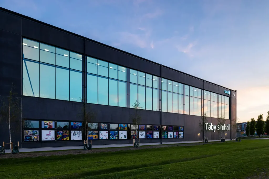 Framåtlysande LED-skylt på Täby simhall