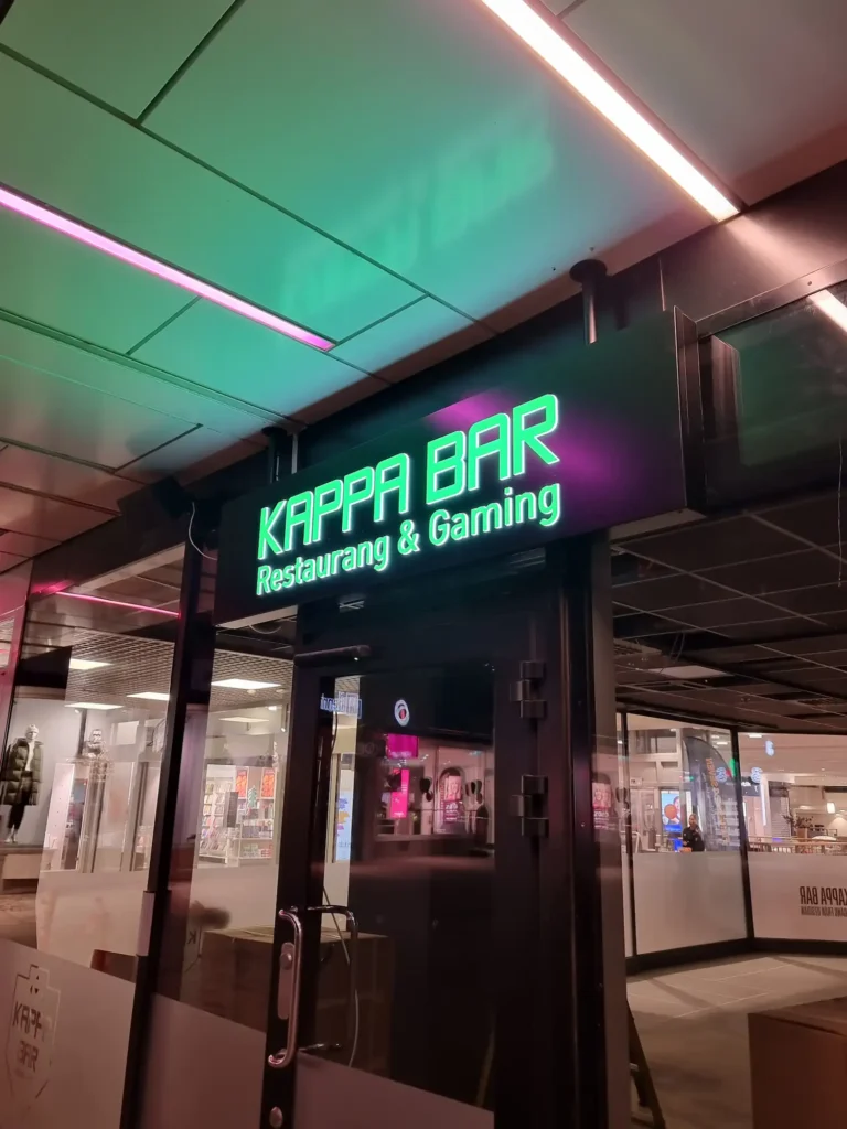 Belyst skylt på fasad